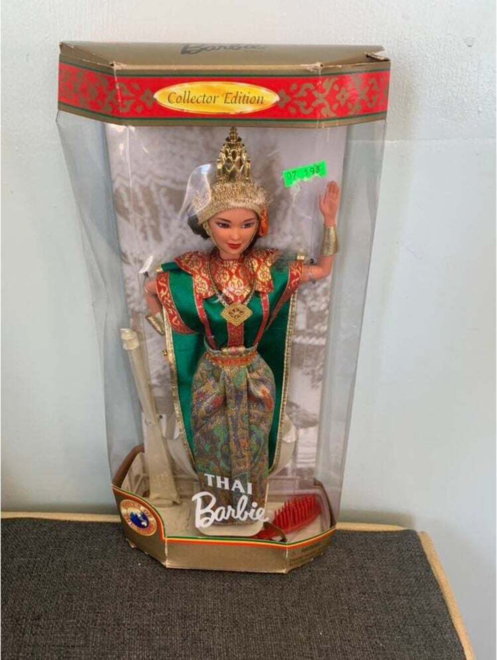 Thai Barbie #18561 dolls of the world thailand vintage 1997 DOTW dancer tapestry